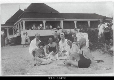 Writers Johannes Vares-Barbarus Pärnu (pariably 1.) And John Semper (left 2.) With their husbands on the beach of Pärnu.  duplicate photo