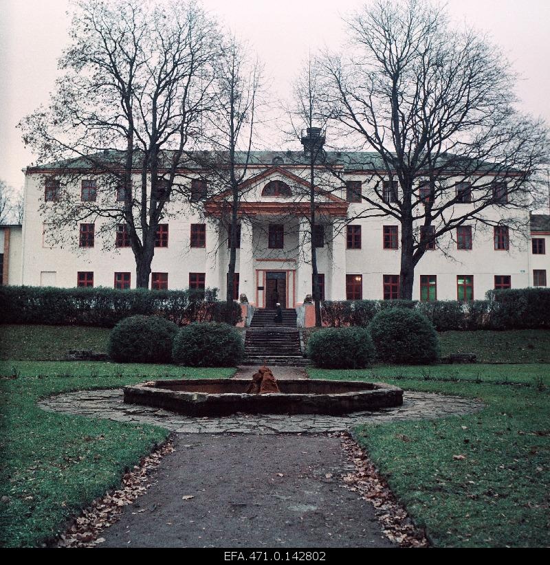 Outdoor view of the main building of Tihemetsa demonstration sophoostehnika.