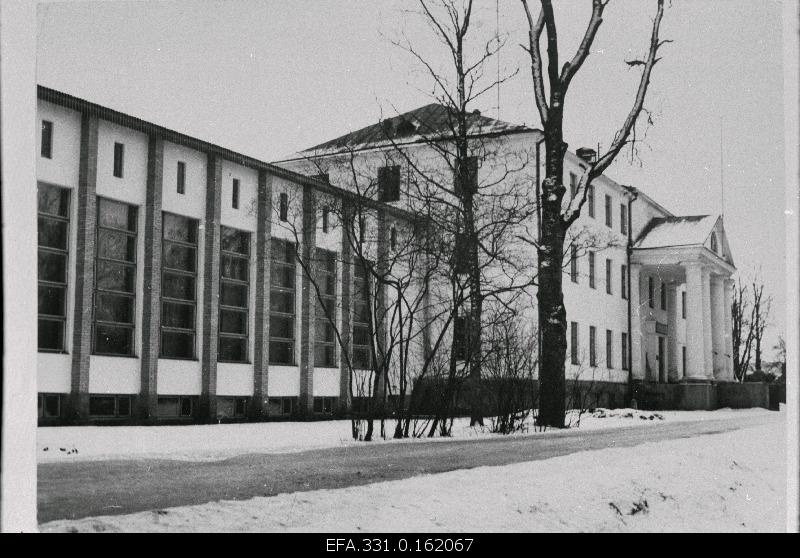 Tihemetsa sovhoostehnika main building.