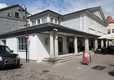 Kuressaare kaubahoov, hoone vaade nurgalt rephoto