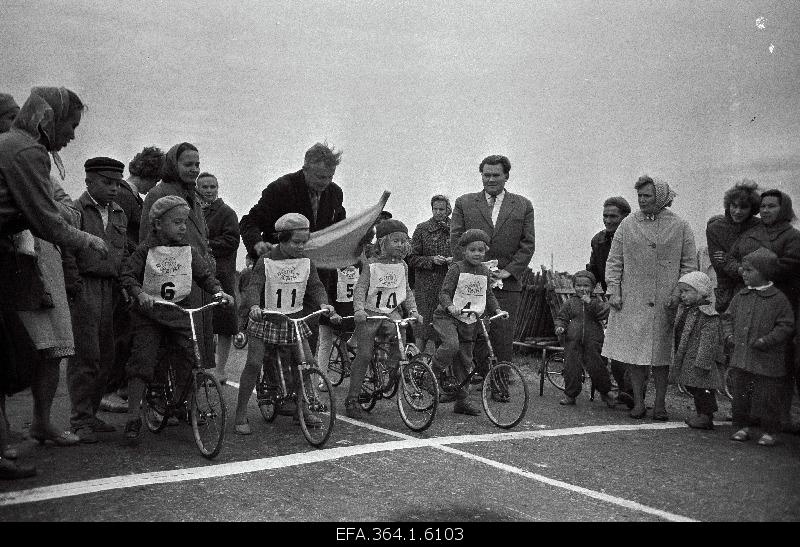 Start of children's bicyclists at Räpina Consumer Cooperative Sports Day.