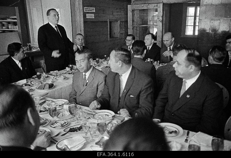 Participants from the Union-wide seminar of the chairmen of the Boards of the Republican Associations of Consumer Cooperatives to lunch in the Dog Garden.