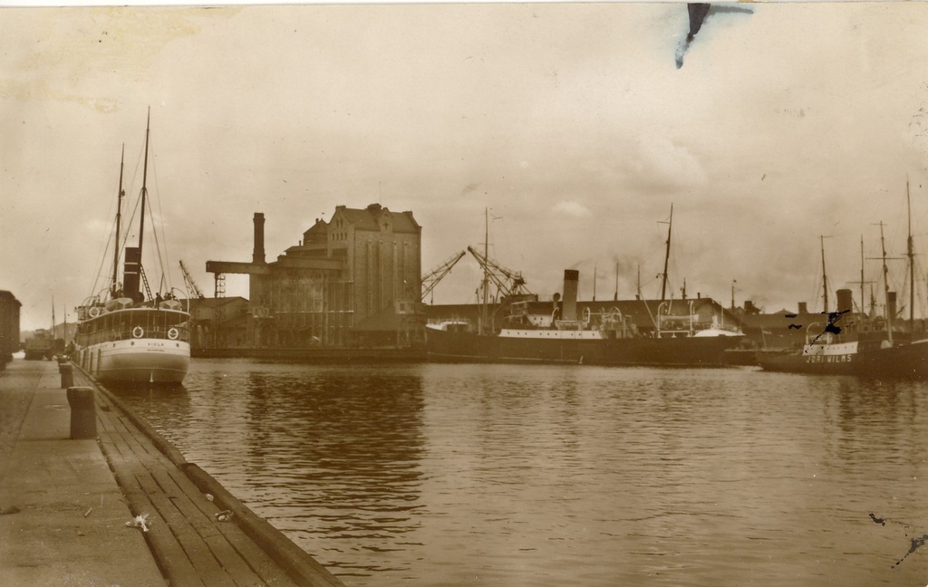 TLA 1465 1 5580 Port of Tallinn, ship J Vilms and elephant building of the 1930s Photographer W. Ots - Port of Tallinn, ship J Vilms and elephant building