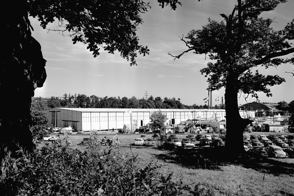 Storängsbotten 1950-tal - Dagens Storängsbotten.
Sankt Eriksmässan, Exteriör, utställningshall sedd från distans med beskuggande träd i förgrunden