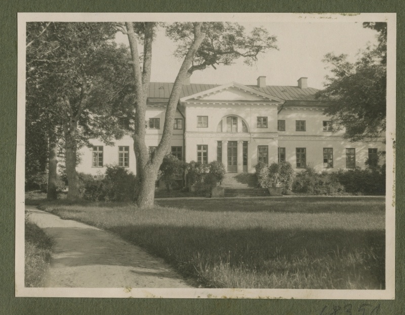 Saku Manor, garden-side façades.