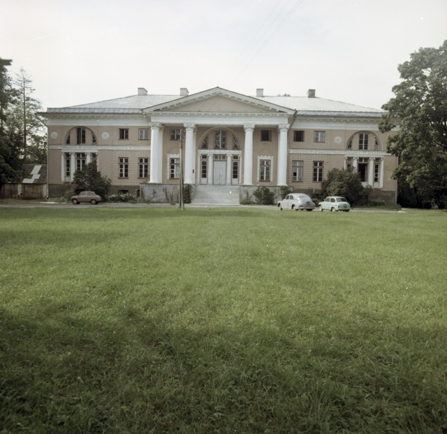 Saku Manor.