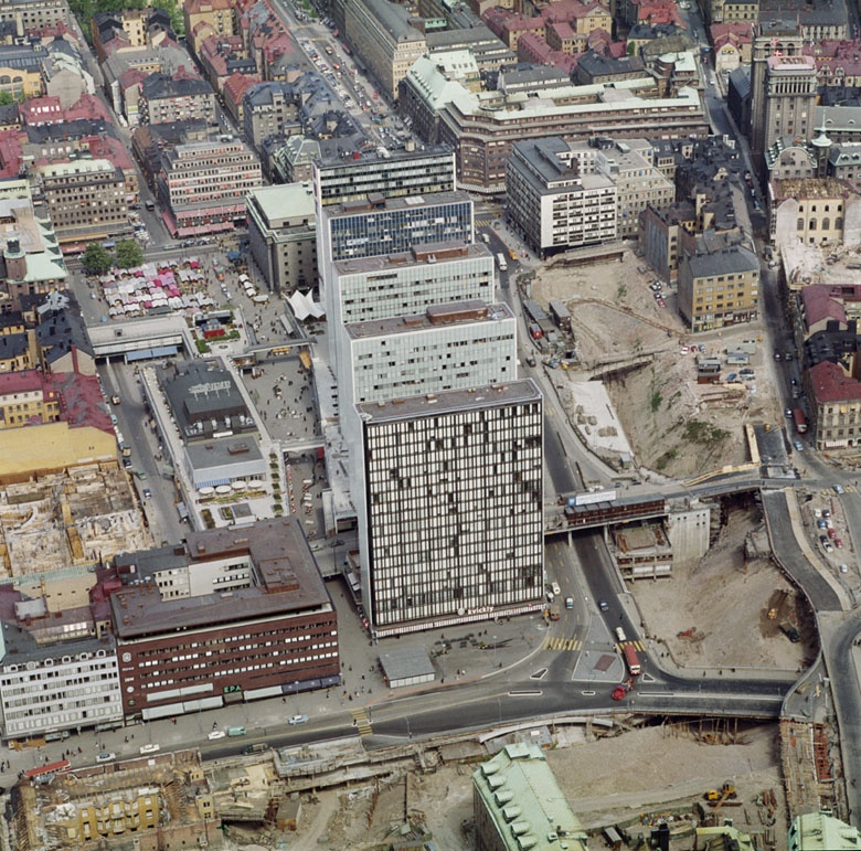Stockholm's innerstad - Hötorgsskraporna och Sergels torg med riksgropen i förgrunden. Sveavägen och Hamngatan. Stockholm City. Rivningar.