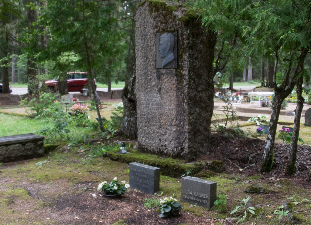 Monument pile on Jaan Kärner's grave at Elva cemetery on May 14, 1960 rephoto