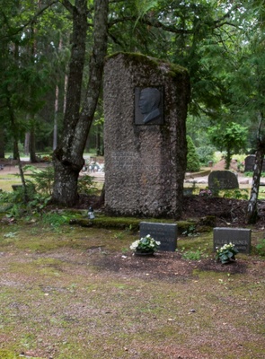 Jaan Kärner's graveyard at Elva's graveyard 15. VII 1962. a rephoto