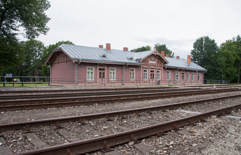 Elva station building (1900-1903) rephoto