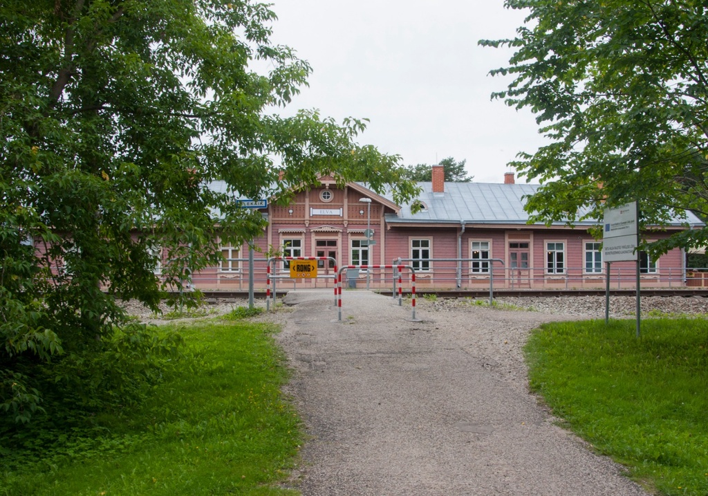 Elva station building rephoto