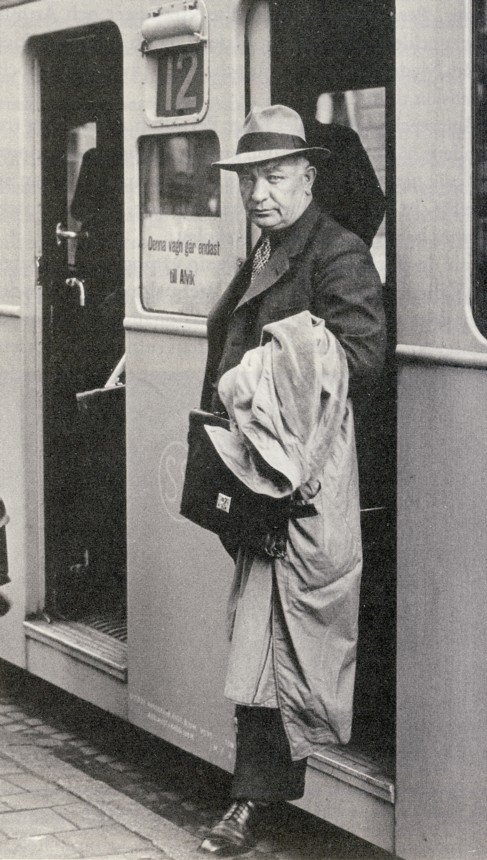 P a Hansson Alvik 1945 - Per Albin Hansson stiger av spårvagnen vid Alvik, ca 1945. .