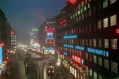 Centrumhuset 1945 - Centrumhuset i Stockholm, f.d. Biografen Royal till Queenster  similar photo