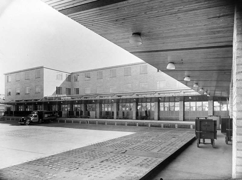 Klara post 1944 - Stockholms Bangårdspostkontor, gårdsfasade. Verksamt 1943-1983 varefter huset revs