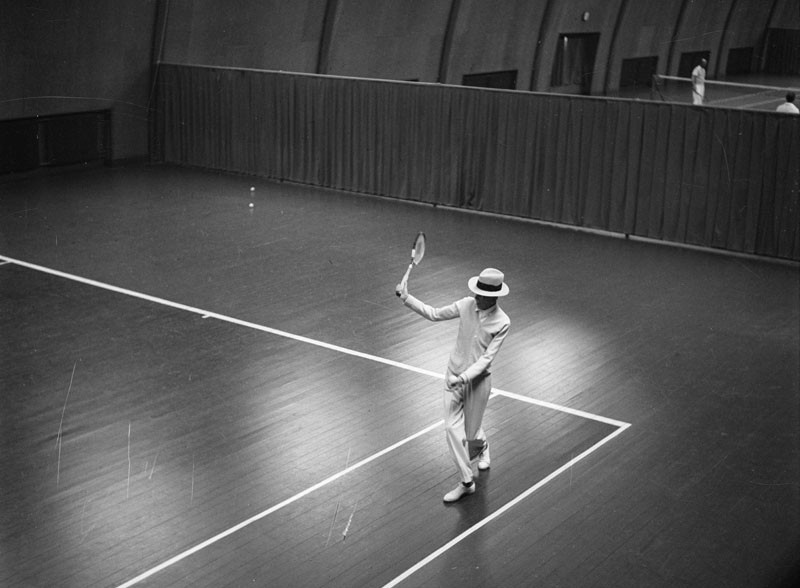 Tennisstadion, Stockholm 1942 - Fiskartrpsvägen 20, Tennisstadions A-hall. Kung Gustaf V spelar tennis
