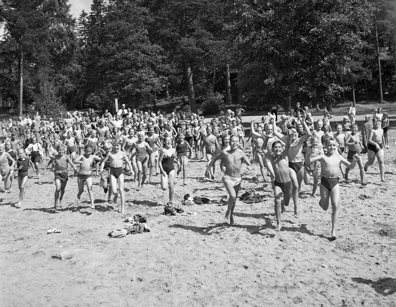 Flatenbadet 1944a - Flatenbadet. Barn springer ner för stranden