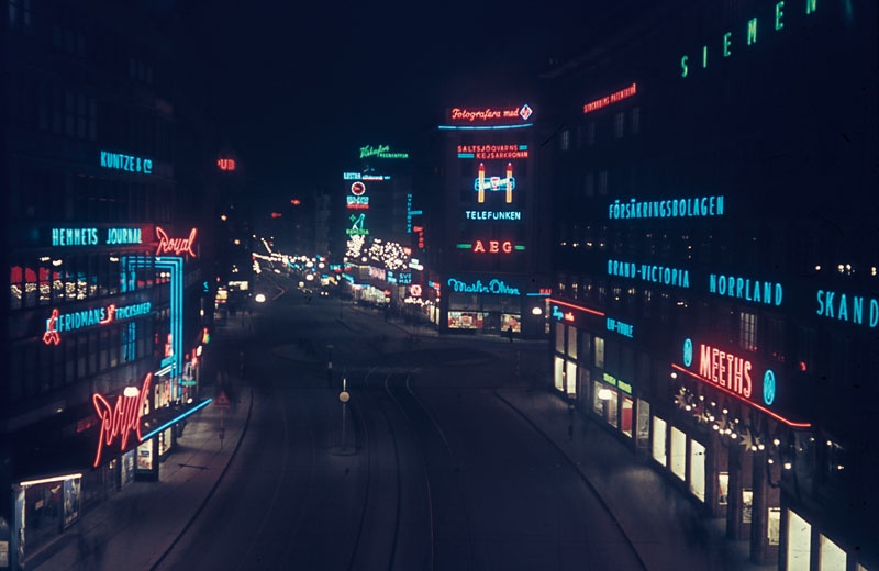 Kungsgatan 1944 - Kungsgatan's fatigues före Sveavägen. Kungsgatan i killer med neonskyltar