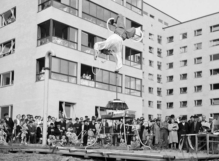 Circus Skott Södersjukhusets 1944b - Circus Scott uppträder för Södersjukhusets patienter framför sjukhusets södra fasad