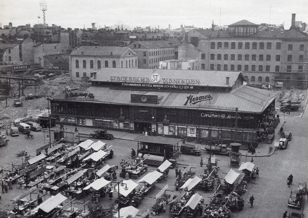 Hotorgshallen 4 - Hötorgshallen i Stockholm in 1953. Därbakom Betlehemskyrkan t.v. Och Konstfack t.h.