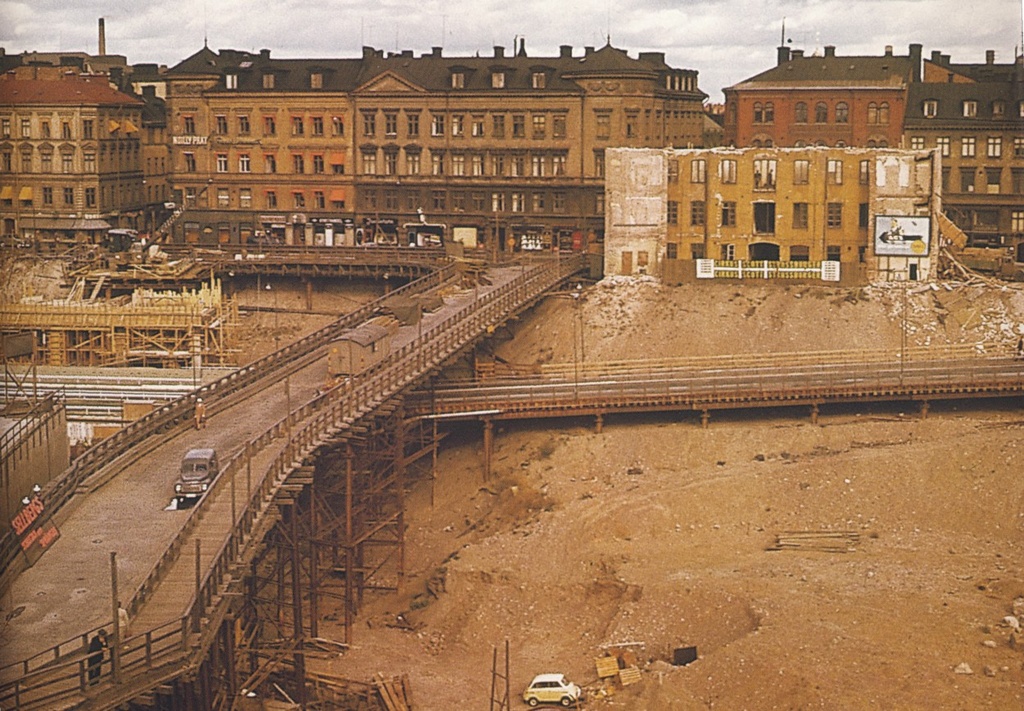 Master Samuelsgatan 1959 - Mäster Samuelsgatan i Stockholm 1959. Mäster Samuelsgatan förs öven en provisorisk bro österut mot Malmskillnadsgatan.