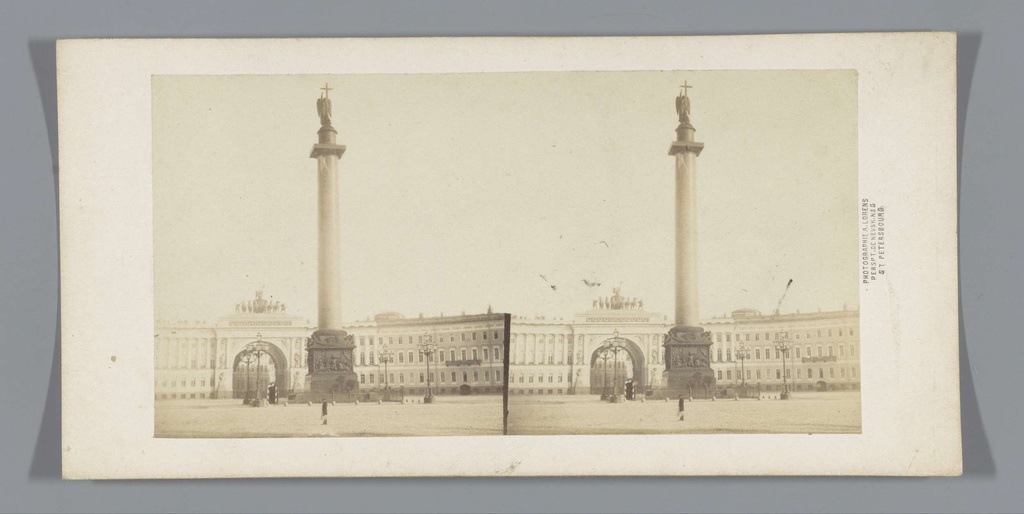 Gezicht op de Alexander-obelisk en het Bouw voor de Generale Staf aan het het Paleisplein in Sint-Petersburg