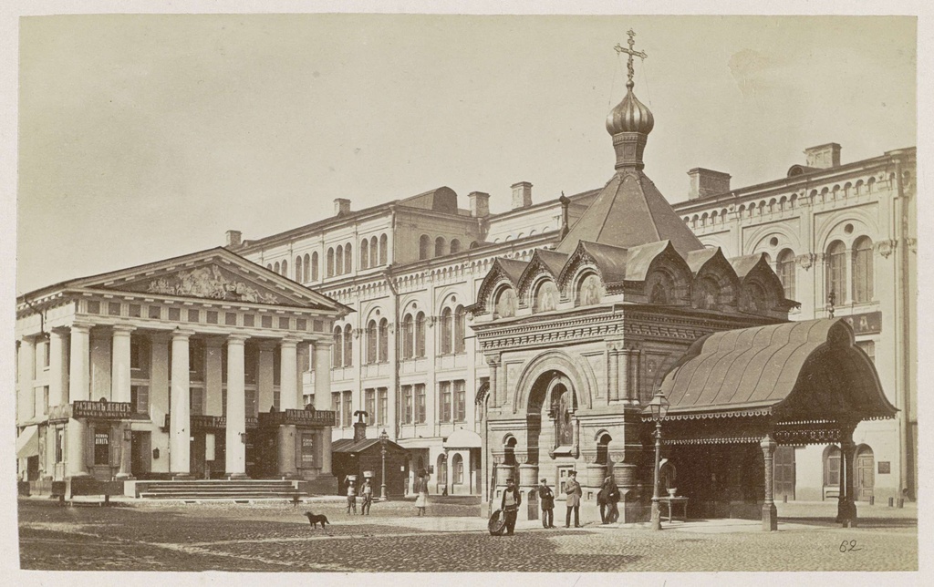 Bönkapellet vir Newsky Prospektet, Kapel (right) en overdekte markt aan de Nevski Prospekt in Saint Petersburg