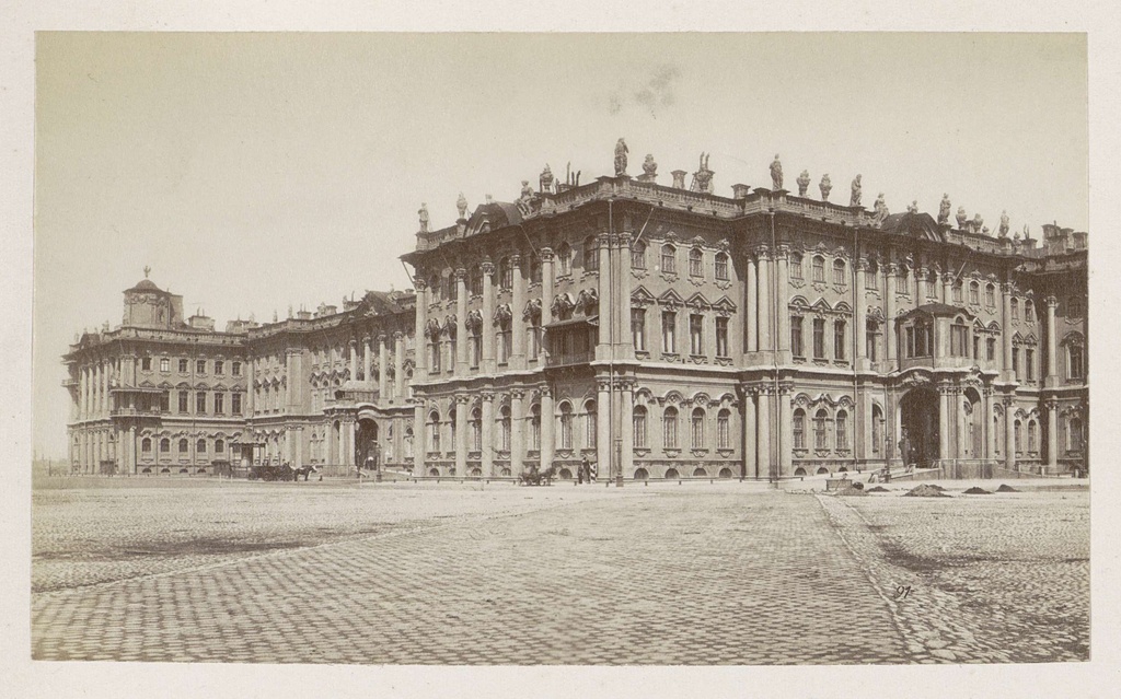 Winterpalastet i St. Petersburg, Zuidoostelijke gevel van het Winterpaleis in St. Petersburg met plein ervoor