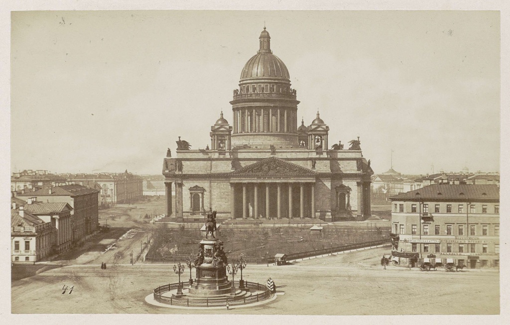 Izaäkkathedraal met op de voorgrond het Ruiterstandbeeld van Peter de Grote in Saint Petersburg, Isakskyrkan St. Petersburg