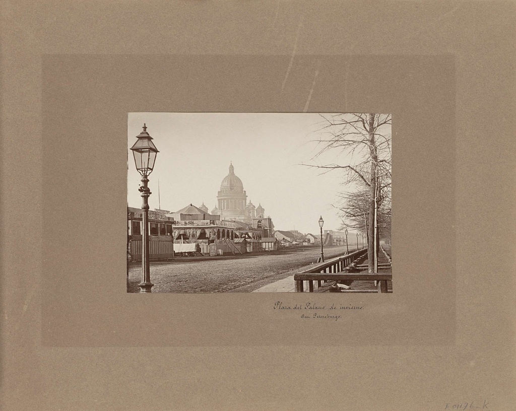 Plaza del Palais de invierno in San Petersburg., Gezicht op de Izaäkkathedraal in Saint Petersburg met op voorgrond kermistententententen