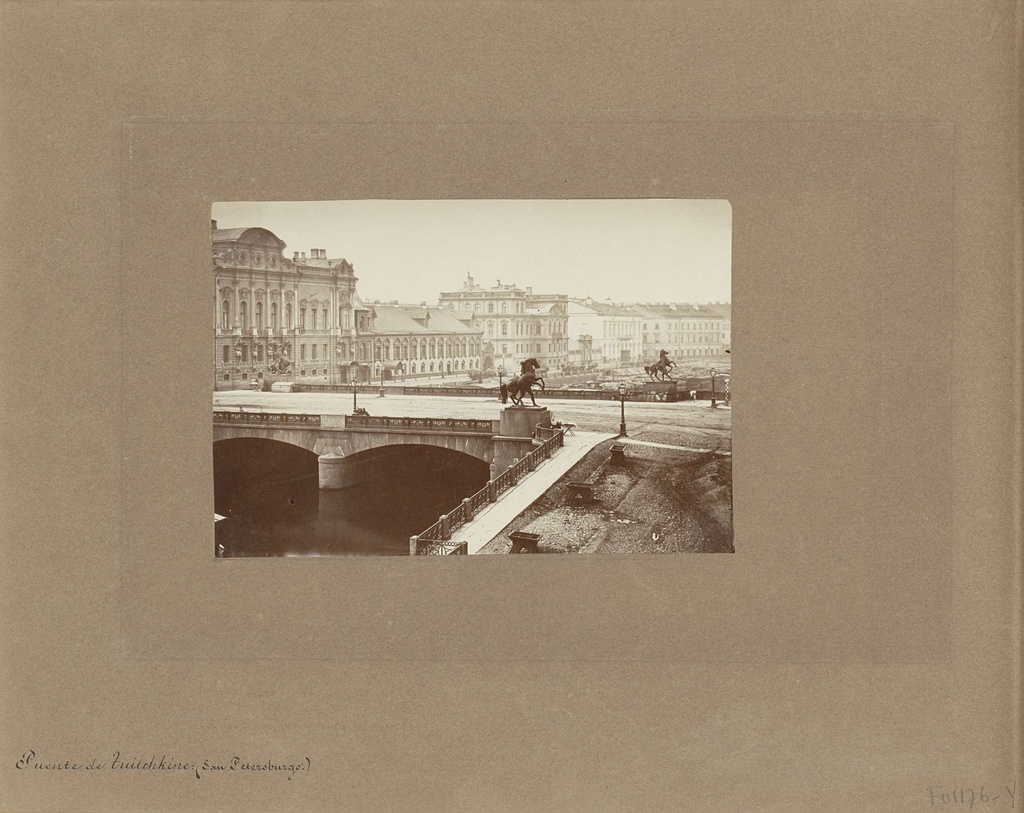 Anichkovbrug met beelden van de coupledentemmers in Saint Petersburg, Puente de Tuitchkine (San Petersburg.)
