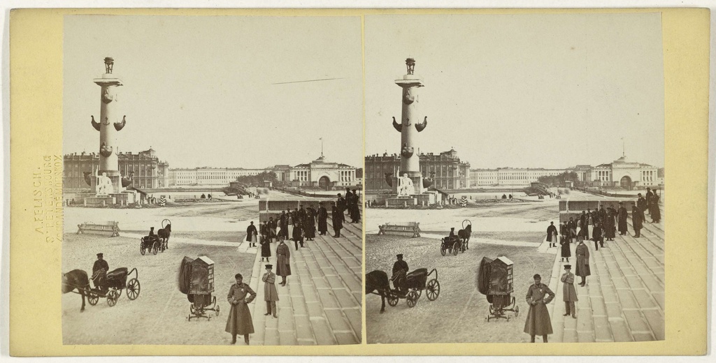 Gezicht op het Birzhevaya Ploshchad in Sint-Petersburg met mensen, coupledenwagens en een vuurtoren