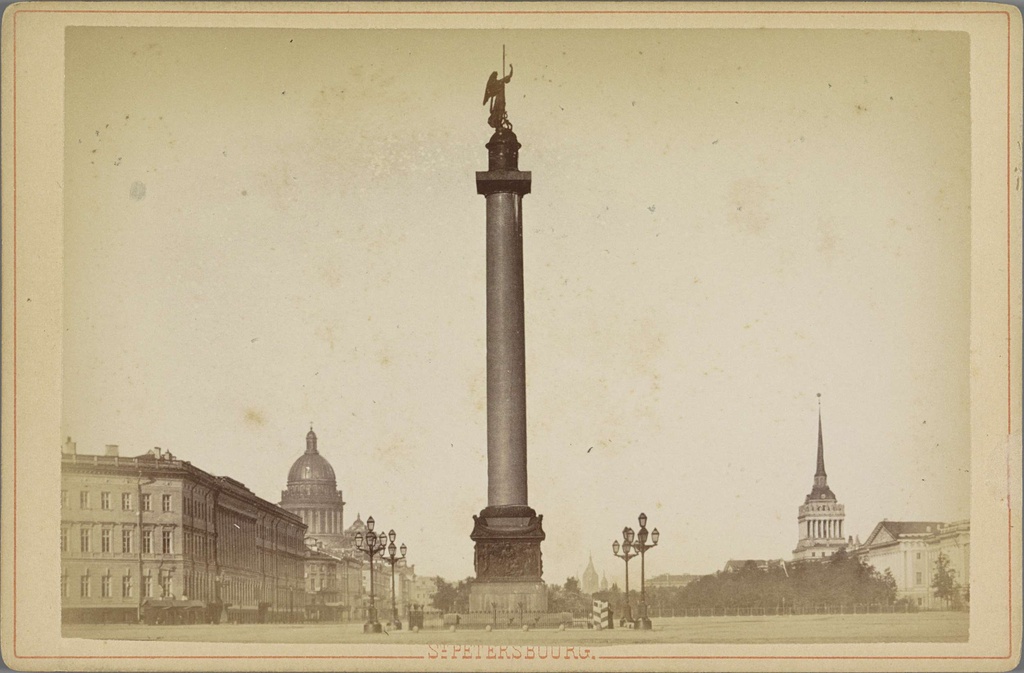 Alexanderzuil en het Plein van de Admiraliteit in Saint Petersburg