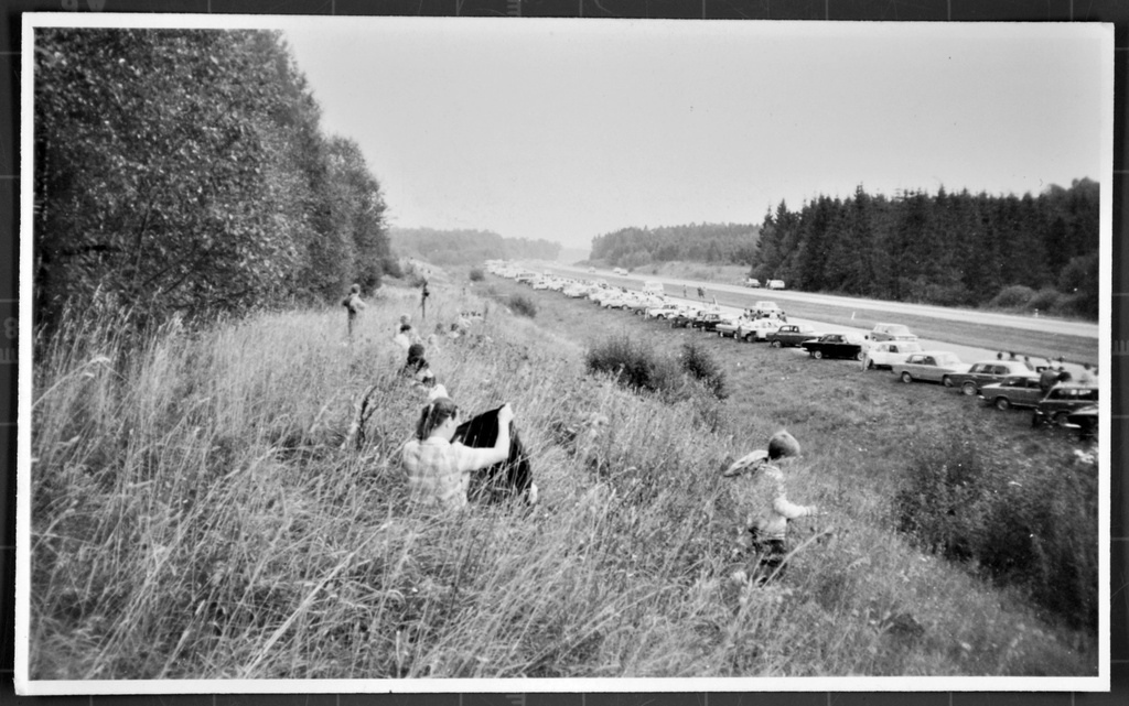 Photo on the Baltic Way Photo, Location - near Maišiagala, about 22 km from Vilnius. The Baltic Way Gaspar Genzbigelis ride with the family.