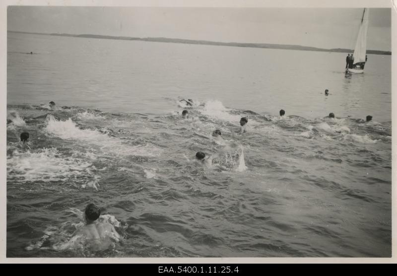 Trip to Sandviken during the summer days of Estonians in Central Sweden, men swimming