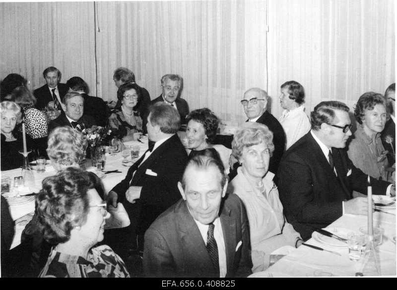 Celebration of the 25th anniversary of the Swedish Estonian Exhibition (Ree) at the Vener-Gren Centre. (see 0-407580p) 1. Excessive apple tree, 3. Enn Apple tree, 4. At 5:00. Kalju Valdmaa, 6. Dose Estra, 7. Meeri Krüppelman, 8. Felix Kello, 9. Late Estra, 10. Senta Karupää, 11. Valter Soo, 12. Elli Vilgats, 13. Rein Puusepp; 14. Ellen Olsson.