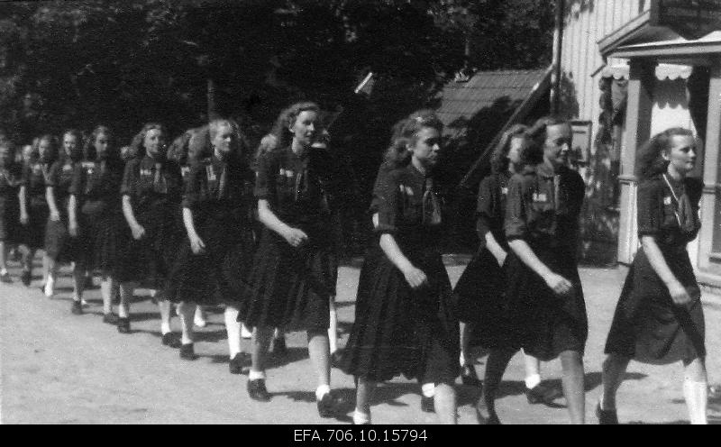 Life in Refuge.Western Sweden Estonian summer days in Hindasis. Gaids and scouts on the train.