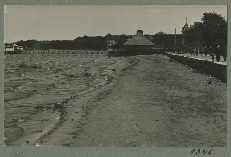 Kadrioru beach. View of Kadrioru towards Russalka from east to east. In front of the restaurant "Kajak".