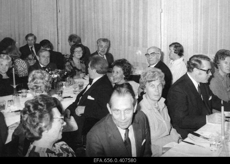 Celebration of the 25th anniversary of the Swedish Estonian Exhibition (Ree) at the Vener-Gren Centre. (see 0-407580p) 1. Excessive apple tree, 3. Enn Apple tree, 4. At 5:00. Kalju Valdmaa, 6. Dose Estra, 7. Meeri Krüppelman, 8. Felix Kello, 9. Late Estra, 10. Senta Karupää, 11. Valter Soo, 12. Elli Vilgats, 13. Rein Puusepp; 14. Ellen Olsson.
