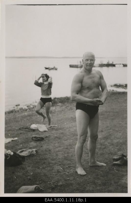 During the summer days of Estonians in central Sweden, Heinrich Laretei, next to a watershed