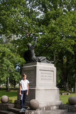 Linda Petti seltskonnaga Suure-Jaanis Vabadussõja mälestussamba juures rephoto