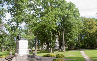fotopostkaart, Suure-Jaani khk, Suure-Jaani, mälestussammas, küljelt, kirik, u 1939, foto O. Mägi rephoto