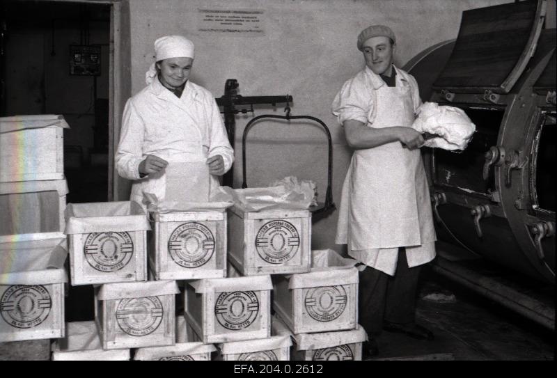 Western-Nigula Milk Association Meierei võimeister a. Peetre (best) and assistant manager s. Kreismann.