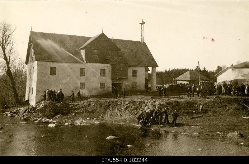 Fire extinguishing maneuvers at Jädivere mill (left).