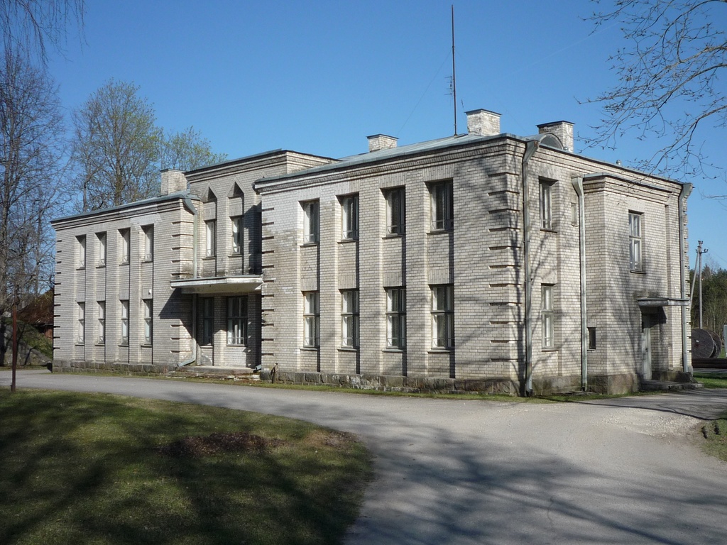 Märjamaa jaamahoone 30Apr2009 - Märjamaa old railway station building. View from opposite side of former railway embankment. Märjamaa, Rapla county, Estonia.