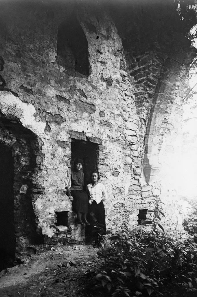 Padise Monastery, Estonia (4472662041) - Two women in the ruins of Padise medieval monastery in Estonia. Två kvinnor i ruinen av Padis medelitda monastery i Estland. Location: Padise, Estonia Photograph by: Unknown Date: c. 1920 Format: Print Persistent URL: www.kms.raa.se/cocoon/bild/show-image.html?id=16001000218324 Read more about the photo database (in English): www.kms.raa.se/coon/bild/about.html