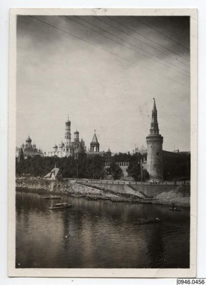Kremlin, flod, mur, tower, photographer - Anteckning bake photo: "Kremjlpalatset i Moscow Författare photo. No. 6 1924." - 0946.0456 - Den nya svenska Kamtjatka-expeditionen (1924-1927)  duplicate photo
