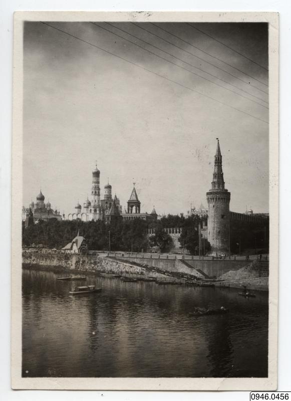 Kremlin, flod, mur, tower, photographer - Anteckning bake photo: "Kremjlpalatset i Moscow Författare photo. No. 6 1924." - 0946.0456 - Den nya svenska Kamtjatka-expeditionen (1924-1927)