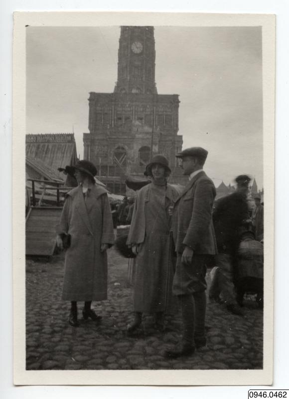 Klocktorn, torg, photographer, photographer - Anteckning baksida photo: "Moscow svenska legationsflickorna och Malaise 1924 No. 13" - 0946.0462 - Den nya svenska Kamtjatka-expeditionen (1924-1927)