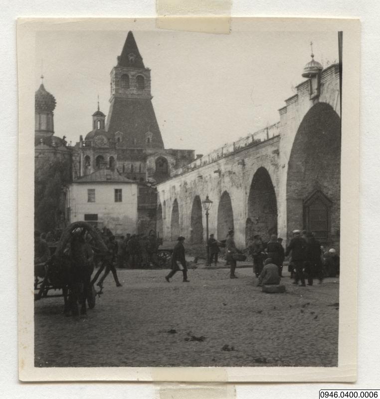 Häst, torg, kyrka, photographer - 0946.0400.0006 - 1924 - Den nya svenska Kamtjatka-expeditionen (1924-1927) - Torg framför kyrka, Ryssland.