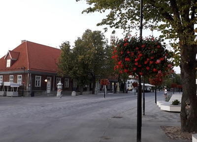 Liinibussid Tallinna tänaval peatuses rephoto